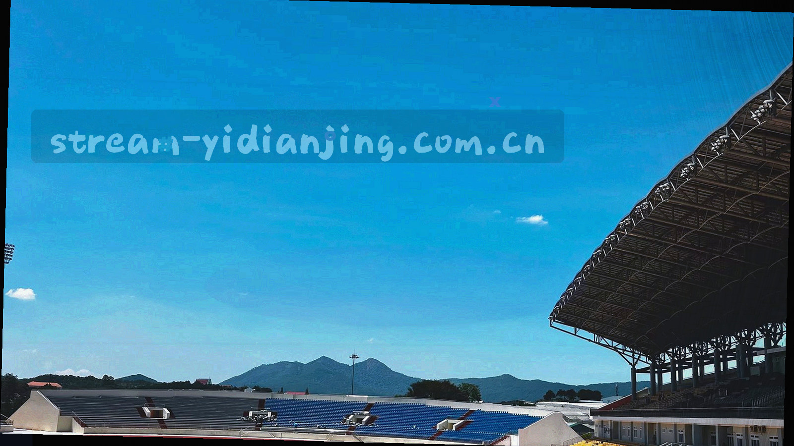 深空蓝网格上多条发光路径从站内节点延伸至外部直播平台节点